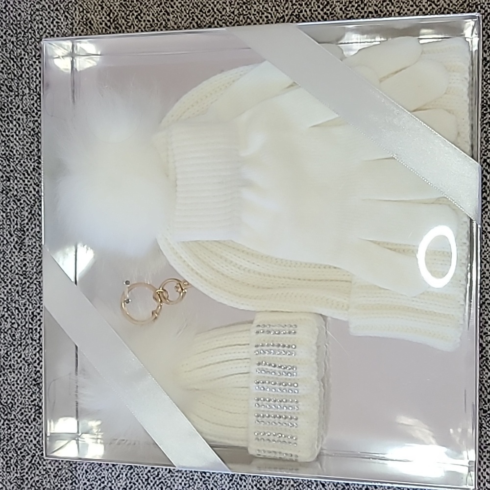 White/Cream Hat, Gloves and Keychain Gift Set